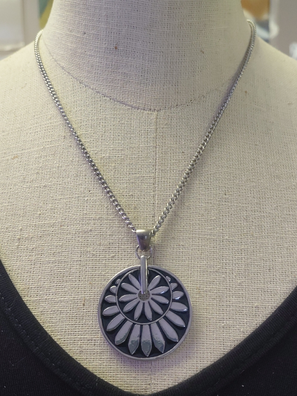 Vintage Avon Flower Sunburst Pendant Necklace In Silver Tone